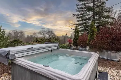 Image de heiter house- a kenwood gem, private, hot tub with views, and centrally located