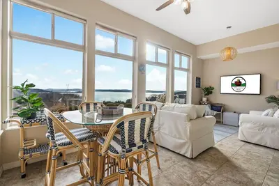 Image de Dreamy Walk-In Branson Escape w/ Lakeview • Sunroom + Patio • Near Moonshine Beach