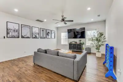 Image de 4br home in Dallas with modern amenities, private yard, and great location!