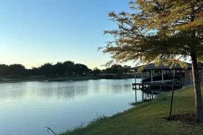 Image de Horseshoe Bay & Marble Falls Tx Sleeps 16 Three King Beds Boat Rental