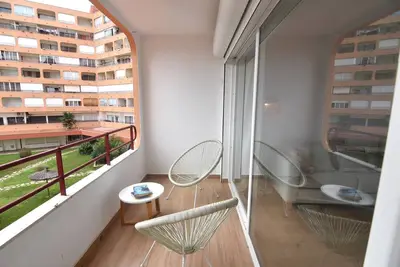 Image de Appartement à Roses avec piscine, proche de la plage et du centre, idéal pour des vacances confortables et relaxantes.