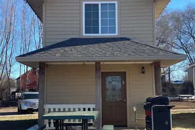 Image de The Covered Porch Hideaway - Lakeside Tiny House Rental - Sleeps 4