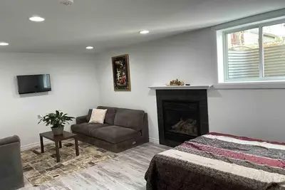 Image de Stunning/Modern Basement Unit