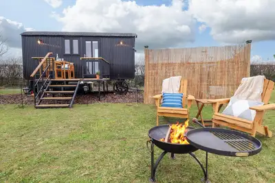 Image de Shepherds Hut - Oak, romantic, with hot tub in Lincoln