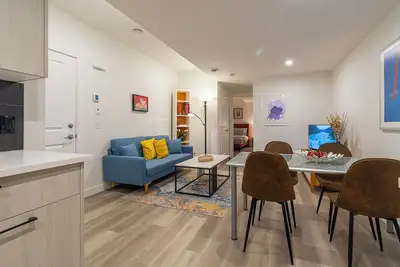 Image de Fantastic Suite in Nw Calgary | Swimming Pool & More! | Independent Access