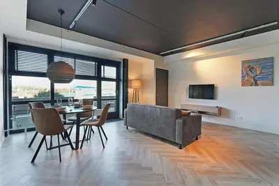 Image de Luxury apartment with private terrace, spacious living room, and stunning view of the Inner Harbor.