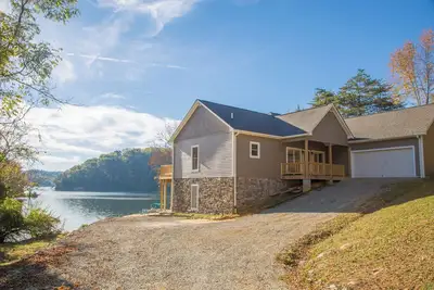 Image de Experience the perfect blend of rustic charm and modern luxury in this Claytor lakefront retreat