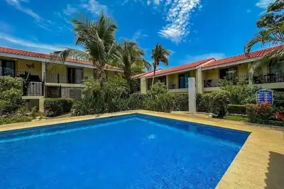 Image de This newly renovated 2-bedroom, 2-bath condo is a true gem