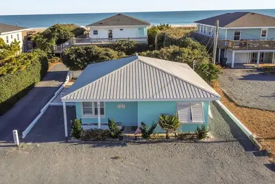 Image de \"The Pink Flamingo\" Charming Coastal Cottage Steps from the Beach