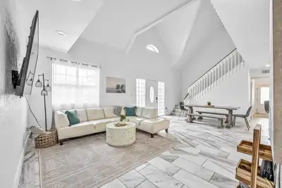 Image de Massive Property With Pool Perfect for Big Groups