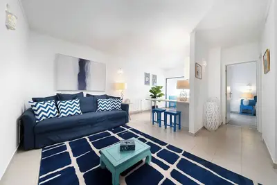 Image de Enjoy a stylish experience at this centrally-located near of the beach apartment