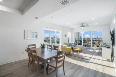 Image de Stunning new 3\/3 waterview condo-walk to Beach! 407