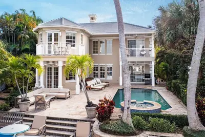 Image de Embrace Serenity: Your Waterfront Tropical Oasis Awaits, 1862 Managed by Brampton Park