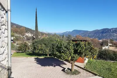Image de 2 pièces, rez-de-jardin dans villa provençale