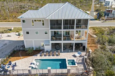 Image de 6 Bdrms, Private Pool, 2 min. Walk to Private Beach Access!
