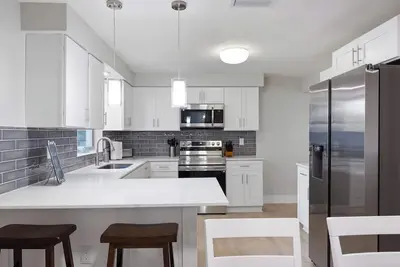 Renovated 3-bedroom bungalow close to downtown Dunedin and Beaches