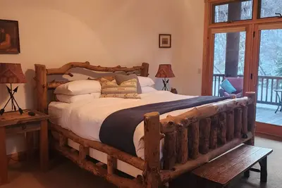 Sundance, Spacious Vaulted Ceiling Cabin, Hot Tub, Huge Lawn, Mountain Views.
