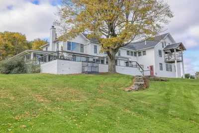 Image de Luxury Farmhouse! Private Hiking Trails - Endless Views - Firepit - 4 Fireplaces