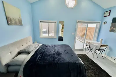 Image de Private Toronto Guest Room