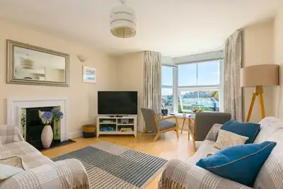 Image de Captain's Rest - Sleeps 4 - On Site Parking for One car - Sea Views