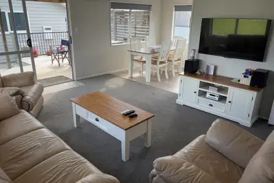 Image de Quiet and tidy holiday house by the reserve, and minutes from the beach.