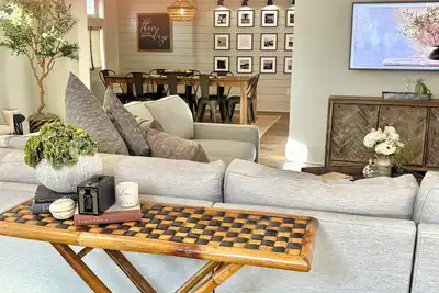 Image de Saltwater Cottage – Stylish Coastal Stay by Evermore, 2. 5 Blocks to Beach