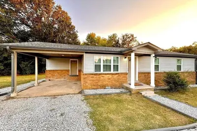 Image de 10 minutes from Blue Oval - 3 bed 1 bath / Den / Kitchen / Laundry. Furnished