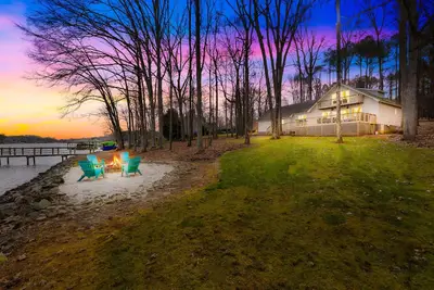Image de Lake Retreat w/ Kayaks, Firepit & Huge Porch