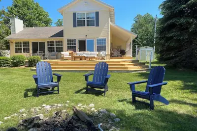 Image de Private, spacious lake house 3br 2. 5 bath, amazing sunsets, New listing!