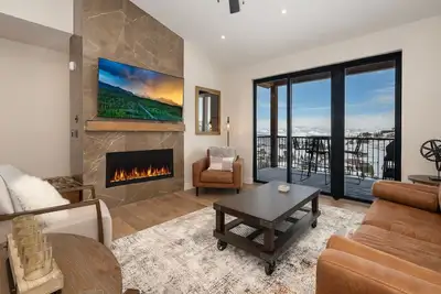 Image de Unforgettable Mountain Escape: Ski-In\/Out Townhome with private hot tub