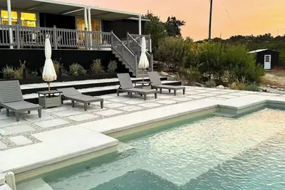 Image de Designer Luxury Cottage with Saltwater Pool on Private 4 Acres