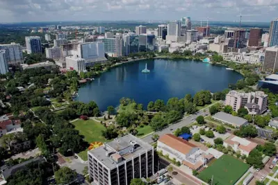 Image de Vintage 2 Bedroom 1. 5 Bathroom Condo Lake View