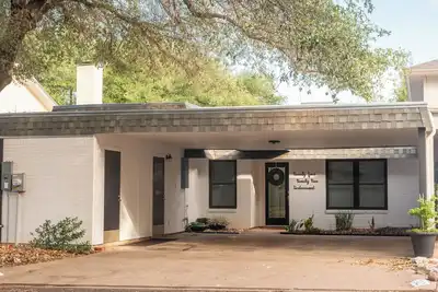 Image de Perfect blend of style and serenity in this 3-br, 2-bath bungalow guest house.