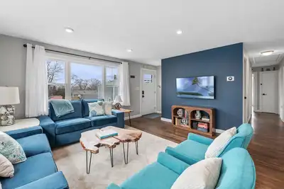 Image de 4 Br Home l Walk to Beaches & Downtown l Reserved Parking & Beach Gear included