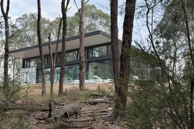 Image de Enjoy peace and birdsong in Australian bush setting in architectural home.