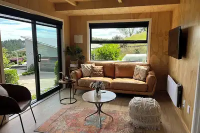 Peaceful, stylish 2 bdrm retreat - rural views and birdsong - 10mins from Cbd!