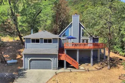 Enjoy Napa luxuriously and like a local! 22 min gorgeous drive fr downtown Napa