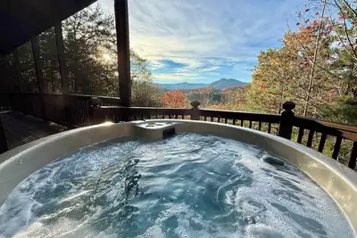 Image de Elk Lodge: Mountain View Cabin w/ Hot Tub