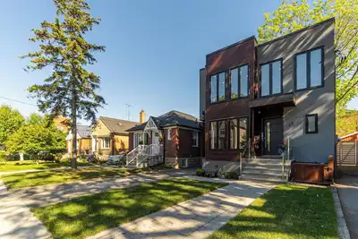 Image de Modern 2-Story with Beautiful Rooms, Fully Equipped Kitchen – The William Manor