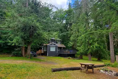 Image de Riverfront cottage with stairs to the river, firepit, and forested retreat.