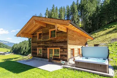 Image de Chalet tyrolien isolé avec espace bien-être