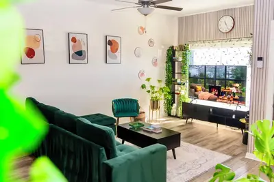 Image de Entire 5b Boho house with game area & workspace, central to popular locations!