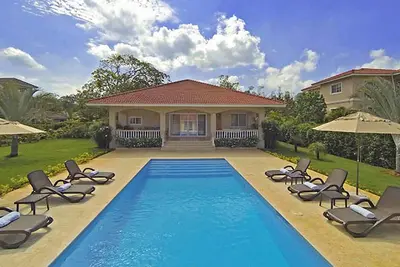 10-bedroom, 10-bathroom complex, 2 private pools, Bbq/cable Tv/WiFi/Ac