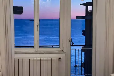Image de Sea view apartment in the city center, 3 minutes from the station and port