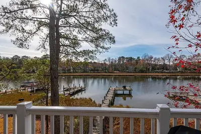 Image de Calm On The Creek-Non Group Rental-Sleeps 8