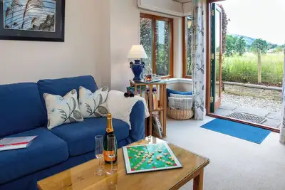 Image de Bespoke luxury accommodation for couples in a romantic and idyllic setting.