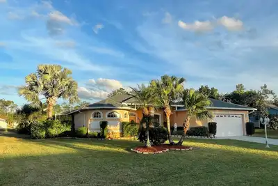 Image de The ArtHouse - modern, stylishly furnished vacation home with pool!