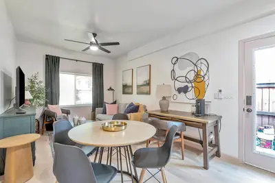 Image de Cozy Broadstone guesthouse located near shops & trails with Ac, WiFi & laundry!