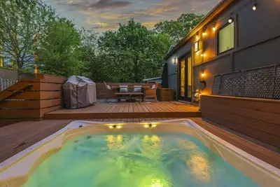 Image de Hot Tub | Fully-Fenced Yard |The Bubbly Suite