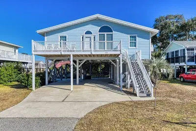 Image de Cozy Five Bedroom, Two Bath Beach Cottage Steps to the Beach